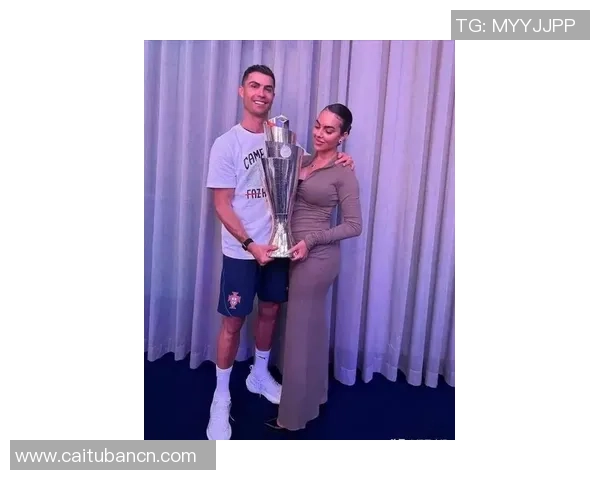 足球明星C罗现女友曝光两人甜蜜互动引发网友热议