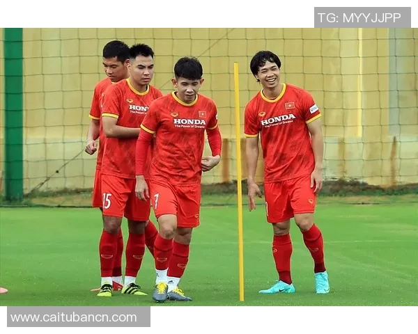 足球明星热身训练视频揭秘提升竞技状态的秘密技巧与训练方法